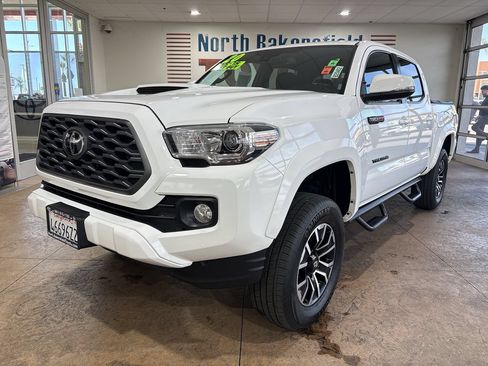 Used 2020 Toyota Tacoma TRD Sport w/ Technology Package RWD image 6