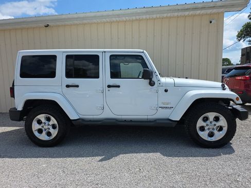 Used 2015 Jeep Wrangler Unlimited Sahara w/ Connectivity Group AWD/4WD image 3