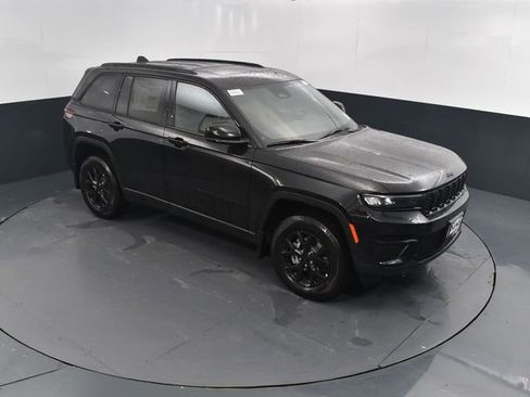 New 2025 Jeep Grand Cherokee Altitude image 39