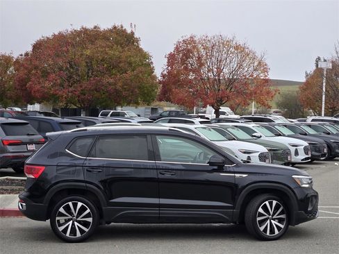 Used 2024 Volkswagen Taos SE image 3