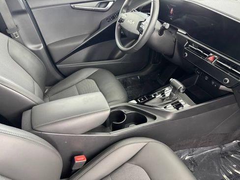 Certified 2025 Kia Niro EX FWD image 22