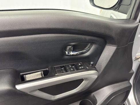 Used 2017 Nissan Titan SV image 14