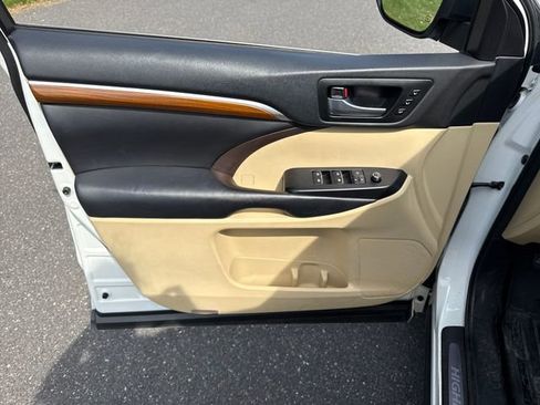 Used 2018 Toyota Highlander Limited image 24