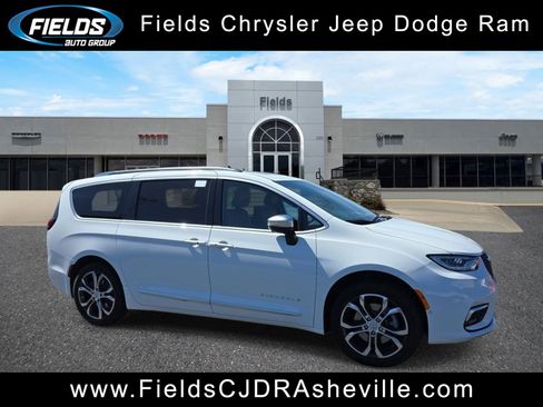 New 2026 Chrysler Pacifica Pinnacle image 1