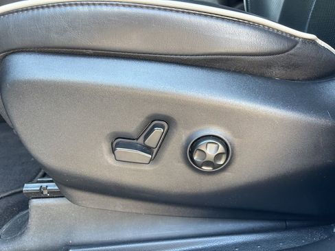 Used 2025 Chrysler Pacifica Limited FWD image 11