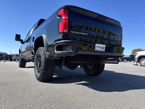 Used 2025 Chevrolet Silverado 2500 ZR2 w/ Technology Package image 8