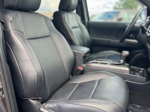 Used 2020 Toyota Tacoma TRD Sport w/ TRD Premium Sport Package AWD/4WD image 31