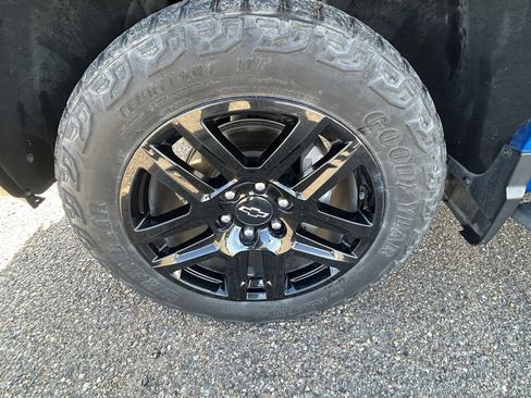 Used 2023 Chevrolet Silverado 1500 LT Trail Boss w/ LPO, Dark Essentials Package image 9