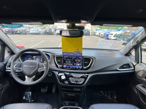 Used 2025 Chrysler Pacifica Select image 46