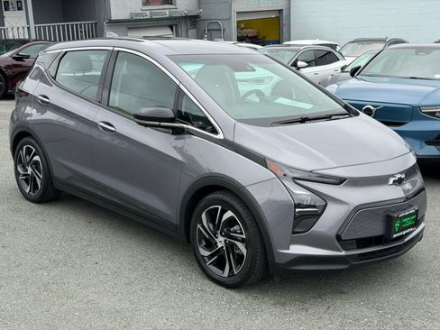 Used 2023 Chevrolet Bolt LT w/ Infotainment Package FWD image 3