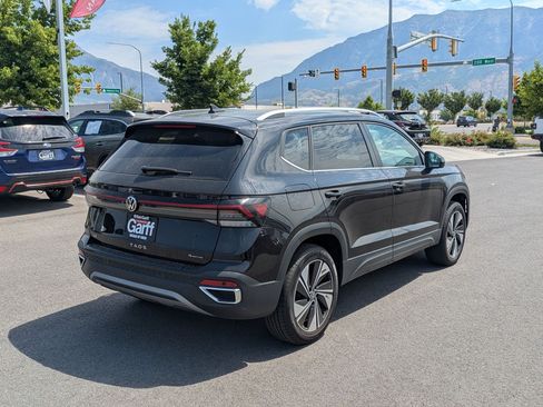 Used 2025 Volkswagen Taos SE AWD/4WD image 3