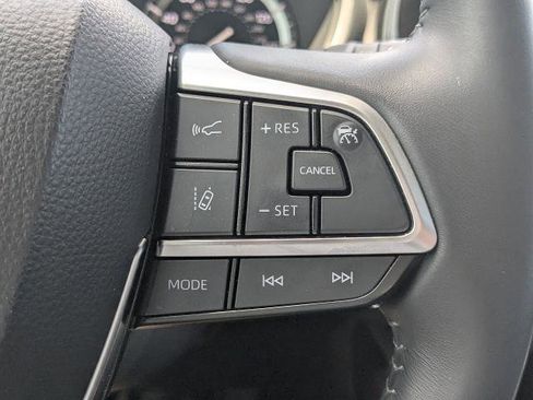 Used 2021 Toyota Highlander XLE FWD image 31