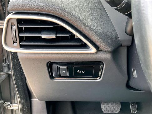 Used 2017 Jaguar F-PACE Premium image 33