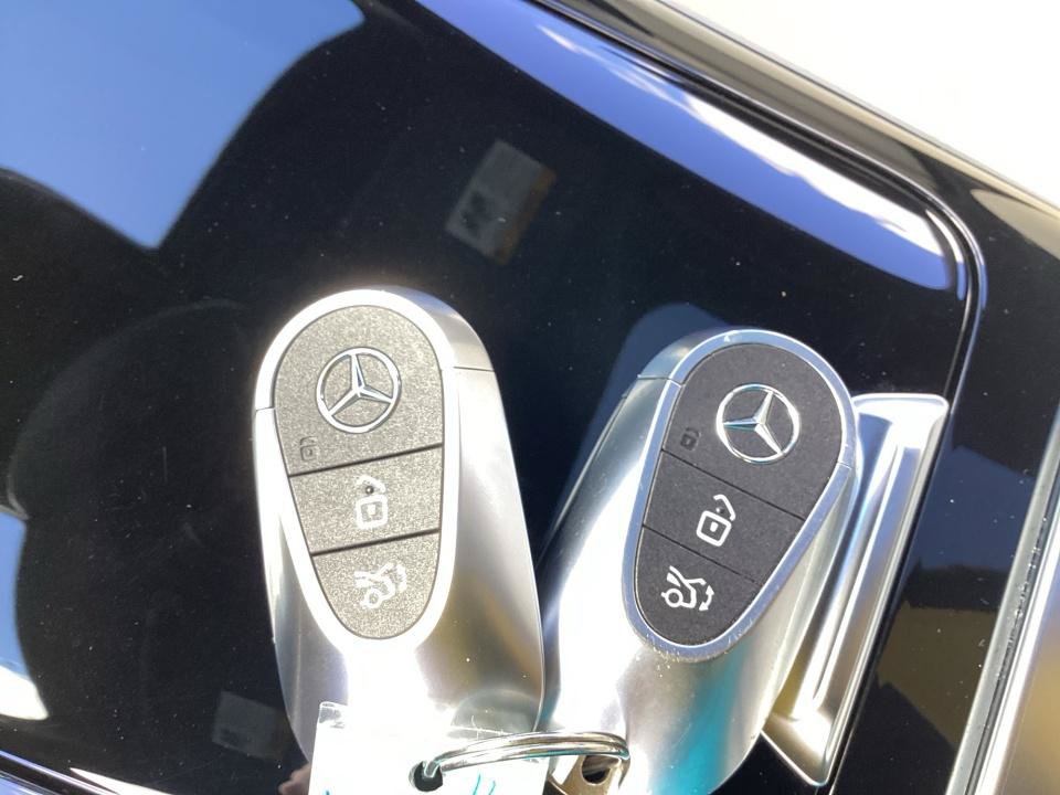 Used 2025 Mercedes-Benz GLC 300 4MATIC image 38