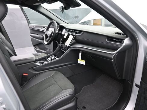 New 2025 Jeep Grand Cherokee Laredo image 22