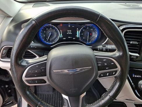 Used 2021 Chrysler Pacifica Touring-L FWD image 22
