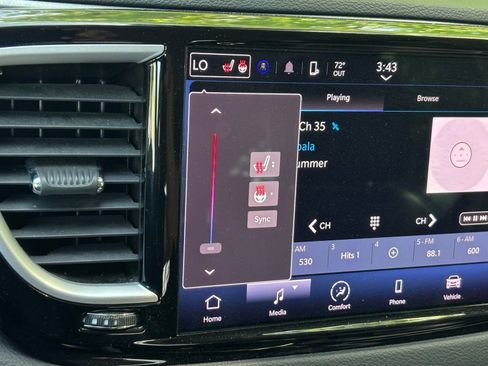 Used 2023 Chrysler Pacifica Touring-L image 6