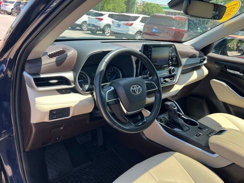 Used 2021 Toyota Highlander XLE AWD/4WD image 17