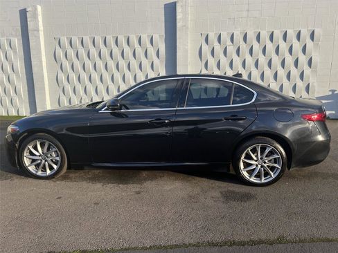 Used 2017 Alfa Romeo Giulia Sprint w/ Cold Weather Package image 4