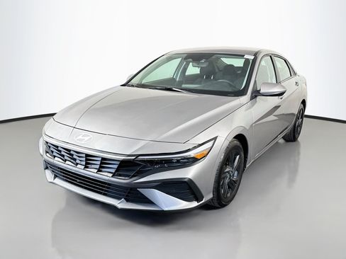 Used 2025 Hyundai Elantra SE FWD image 4