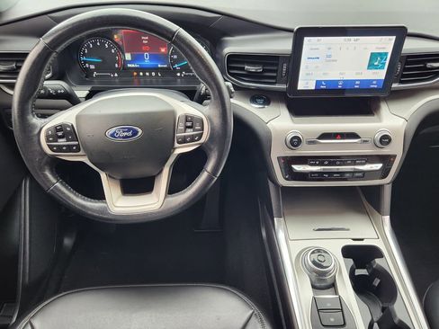 Used 2022 Ford Explorer XLT w/ Equipment Group 202A AWD/4WD image 3