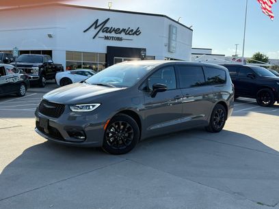 Used 2024 Chrysler Pacifica Limited w/ Uconnect Theater Family Group