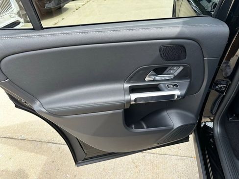 Used 2024 Mercedes-Benz EQB 300 4MATIC image 31