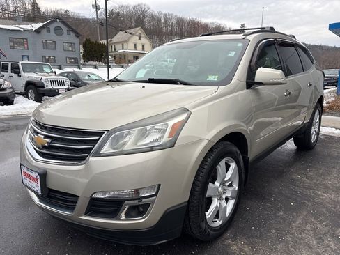 Used 2017 Chevrolet Traverse LT w/ Style and Technology Package image 1