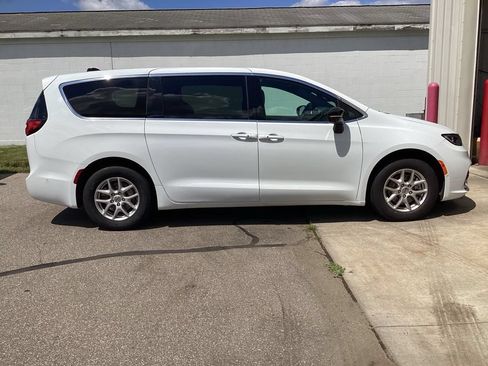 Used 2025 Chrysler Pacifica Select FWD image 8