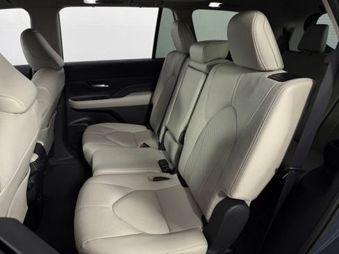 Used 2024 Toyota Grand Highlander AWD image 17
