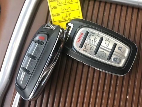 Used 2020 Chrysler Pacifica Limited w/ Tire & Wheel Group FWD image 34