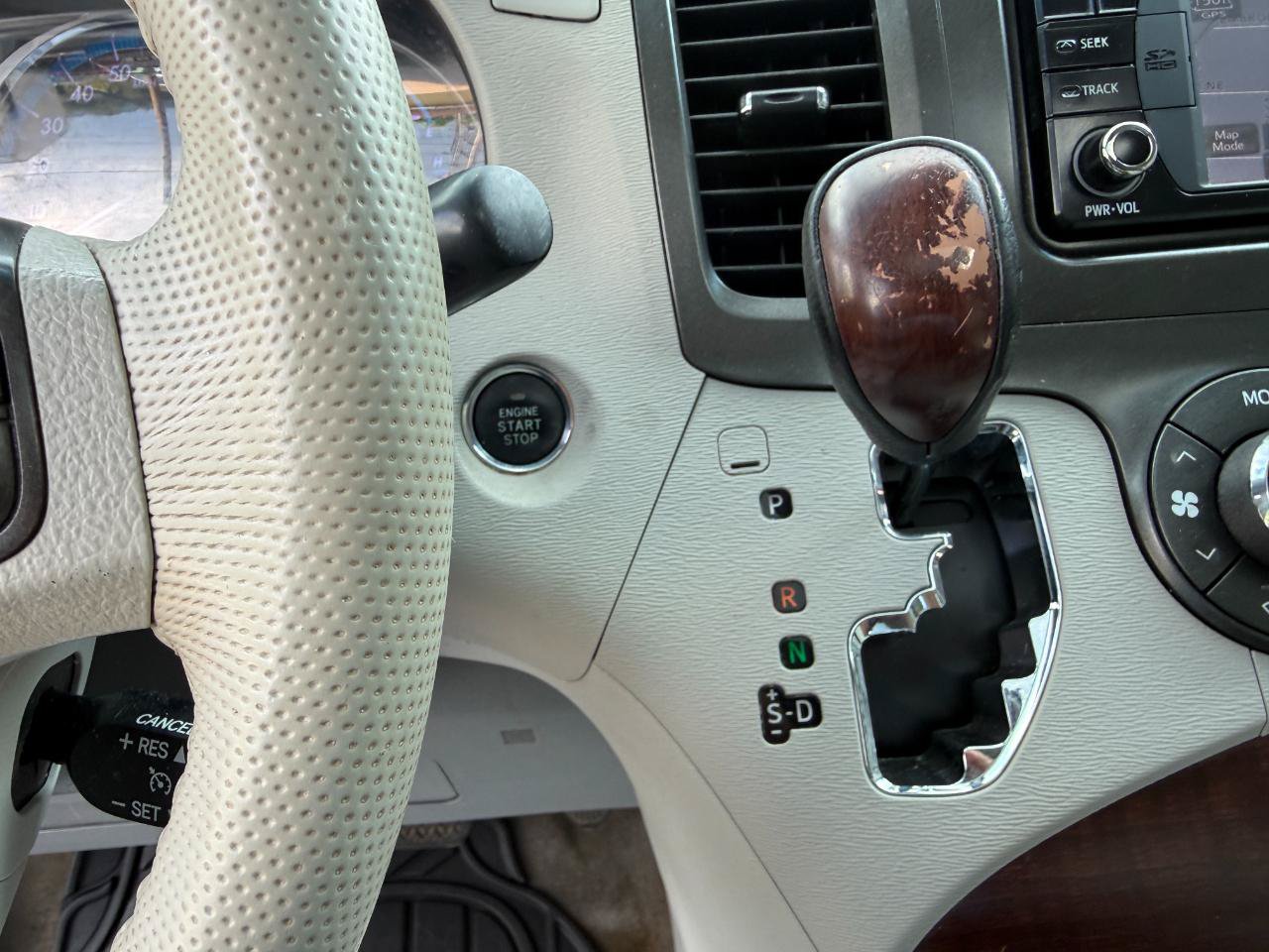 Used 2013 Toyota Sienna XLE w/ Entertainment Pkg FWD image 20