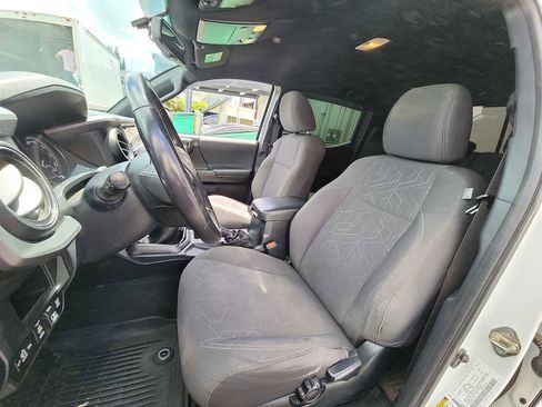 Used 2017 Toyota Tacoma TRD Sport AWD/4WD image 12