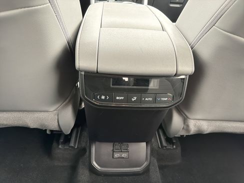 Used 2024 Toyota Highlander XLE image 26