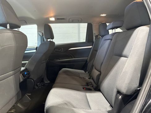 Used 2019 Toyota Highlander LE AWD/4WD image 14