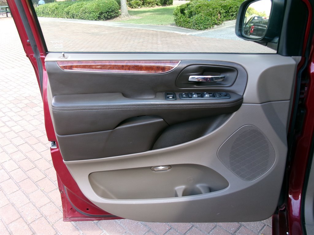 Used 2013 Chrysler Town & Country Touring-L w/ Driver Convenience Group FWD image 9