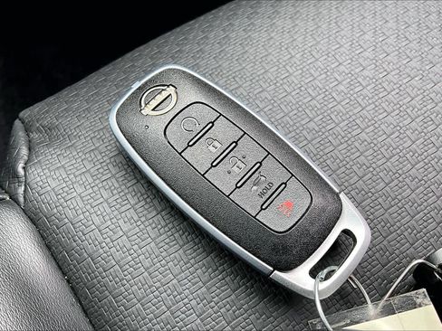 Used 2025 Nissan Rogue SV w/ SV Premium Package image 15