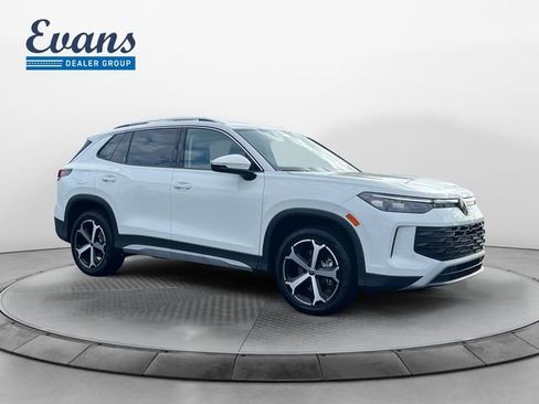 New 2025 Volkswagen Tiguan SE image 9