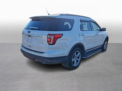 Used 2018 Ford Explorer XLT w/ Equipment Group 202A image 4