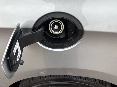 Used 2017 Chrysler Pacifica Touring-L FWD image 21
