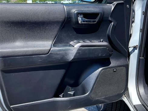 Used 2019 Toyota Tacoma TRD Sport w/ TRD Premium Sport Package AWD/4WD image 9