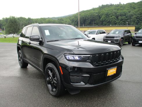 Certified 2023 Jeep Grand Cherokee Altitude AWD/4WD image 3