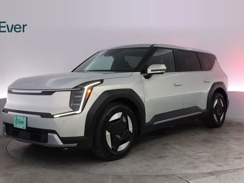 Used 2024 Kia EV9 Light Long Range RWD image 2