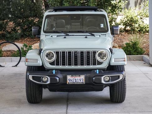 Used 2024 Jeep Wrangler Unlimited Sahara w/ Technology Group AWD/4WD image 2