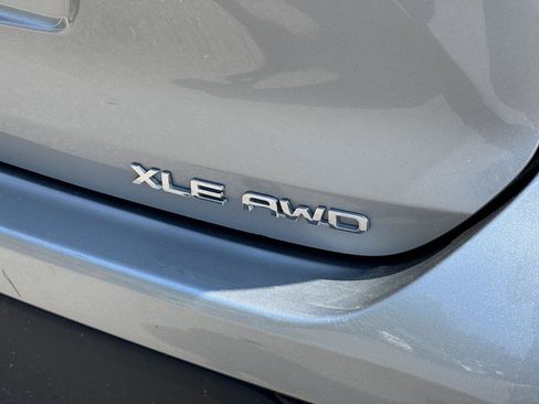 Used 2024 Toyota Highlander XLE AWD/4WD image 10