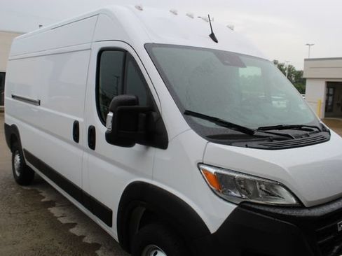 Used 2026 RAM ProMaster 2500 w/ Convenience Group FWD image 4