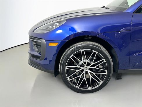 Certified 2025 Porsche Macan AWD/4WD image 11