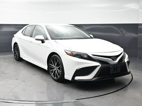 Used 2024 Toyota Camry SE FWD image 2
