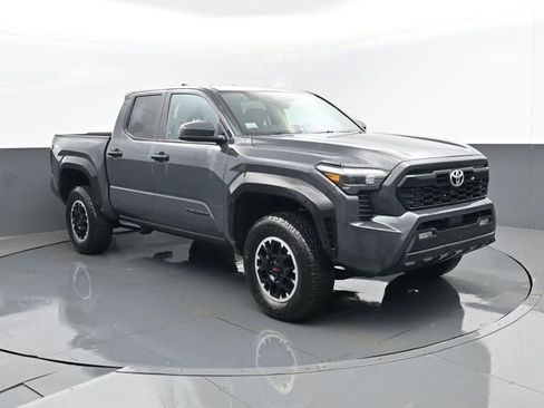 Used 2024 Toyota Tacoma TRD Off-Road image 3