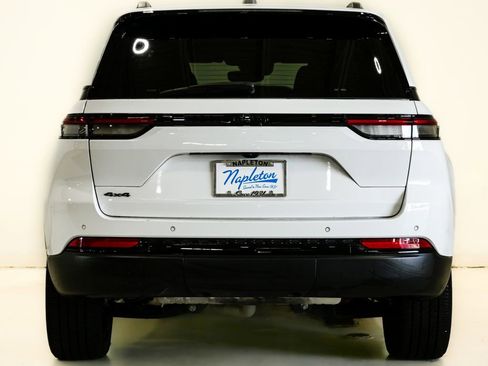 Used 2023 Jeep Grand Cherokee Altitude AWD/4WD image 8